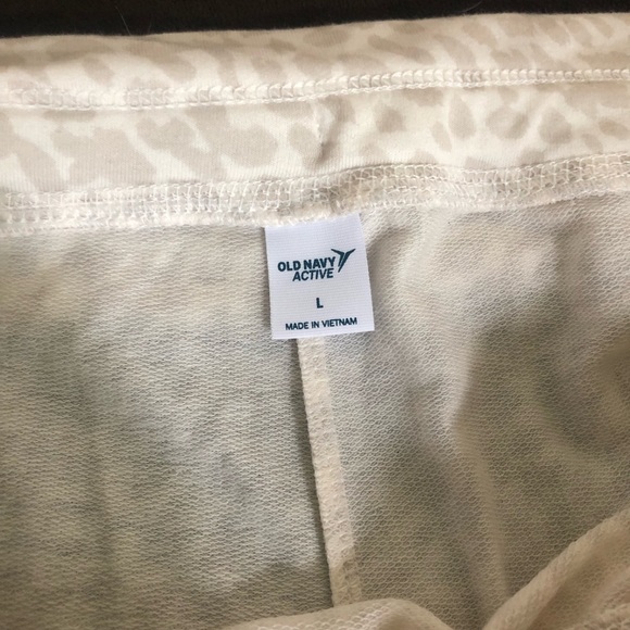 Old Navy sz.L crème leopard print joggers with cargo pockets - Picture 4 of 5